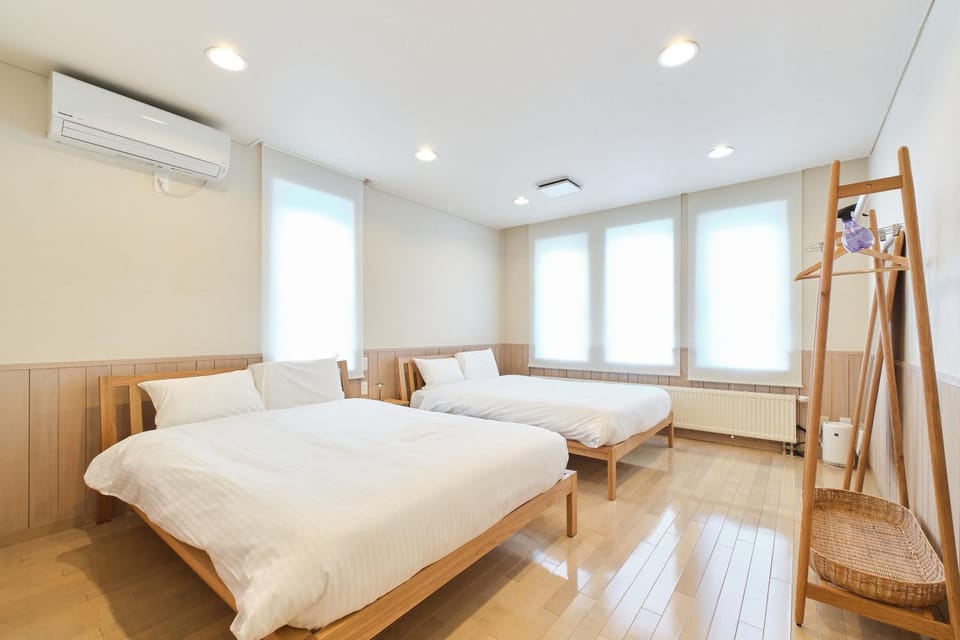 Bed, Bedroom, air conditioner