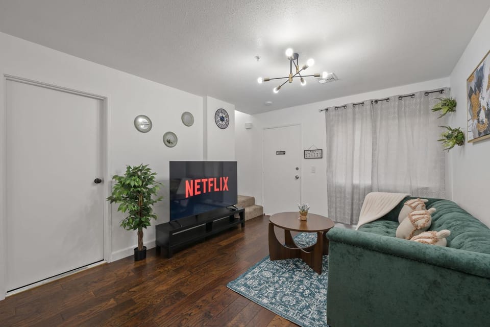 LuxuryCondo DTAlhambra Near Starbucks Free2Parking Apartment in Alhambra