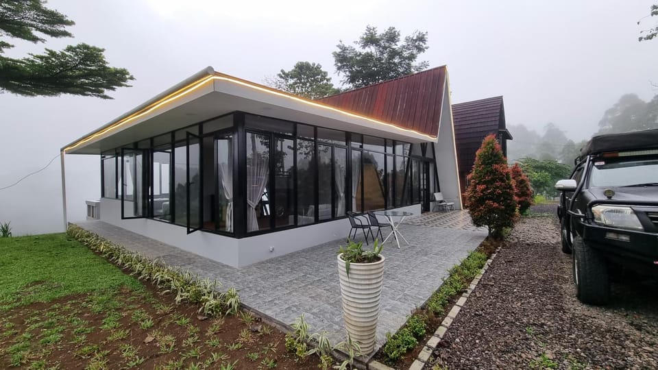 Mroom villa kaca Nature lodge in Cisarua