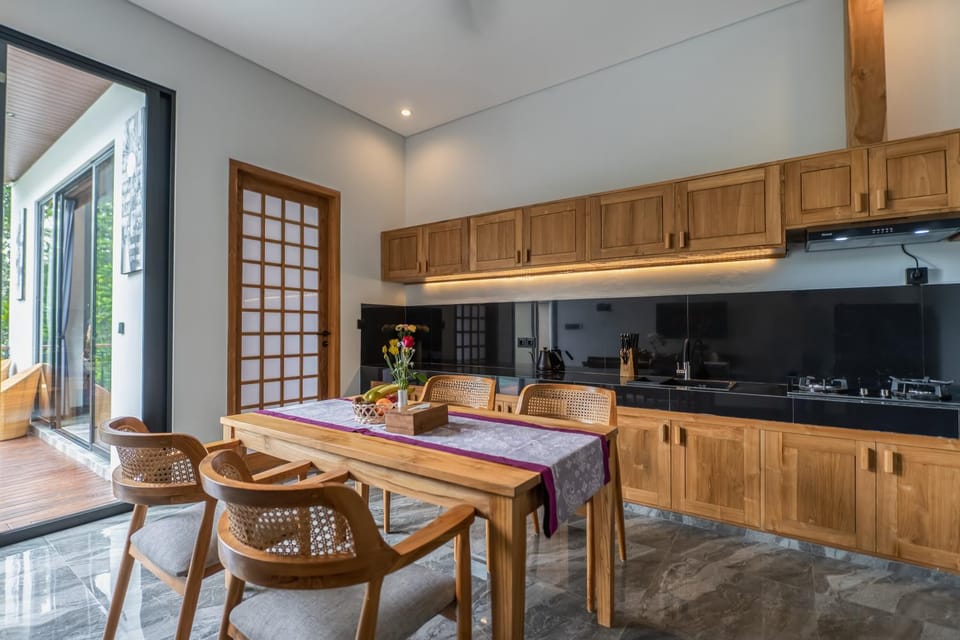 Kitchen or kitchenette, Dining area