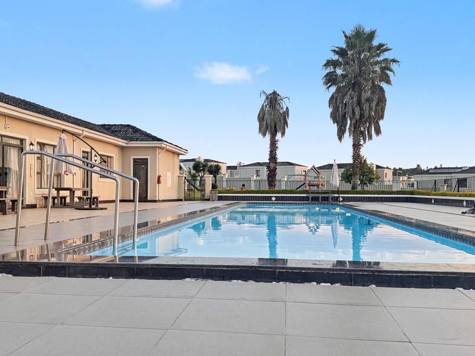 Cozy Cedar Haven Fourways Mall City Escape Apartment in Sandton