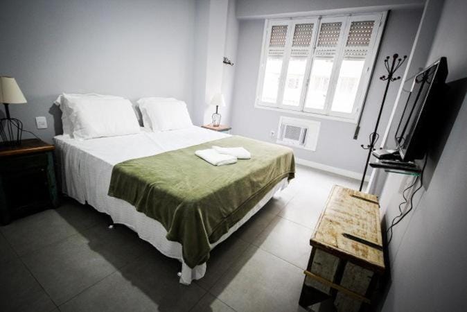 Bed, TV and multimedia, Photo of the whole room, Bedroom, locker, towels, air conditioner