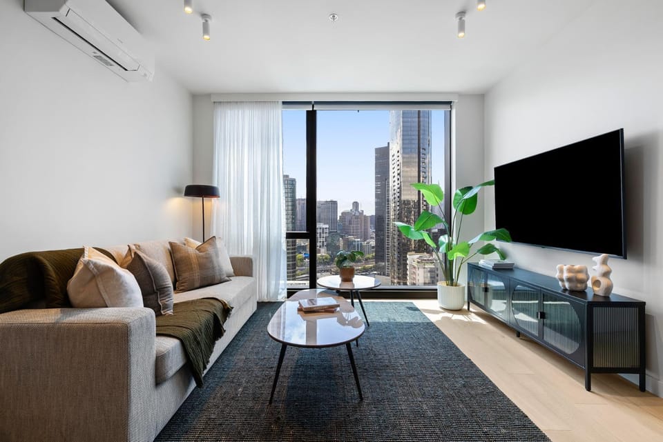 Luxe Skyline Suite Views Heated pool Gym Sauna Steam beside Crown Casino Apartment in Southbank