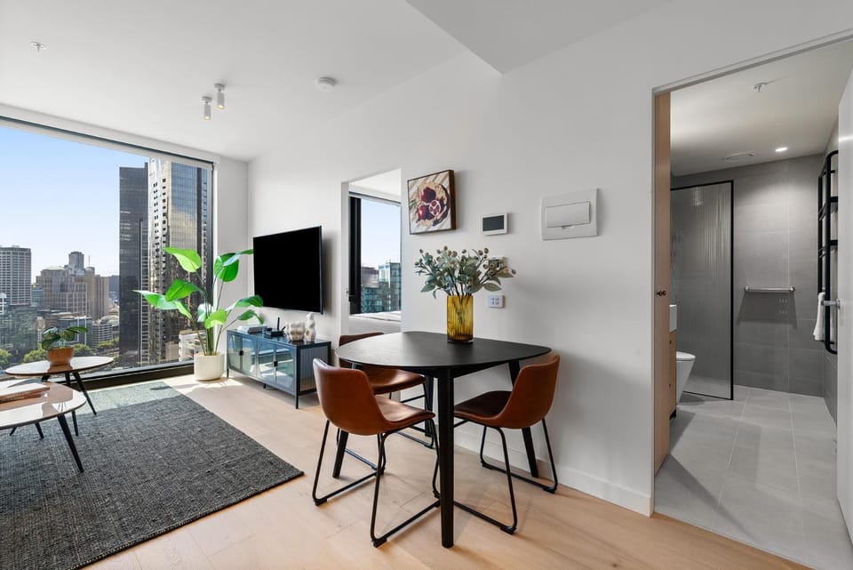 Luxe Skyline Suite Views Heated pool Gym Sauna Steam beside Crown Casino Apartment in Southbank