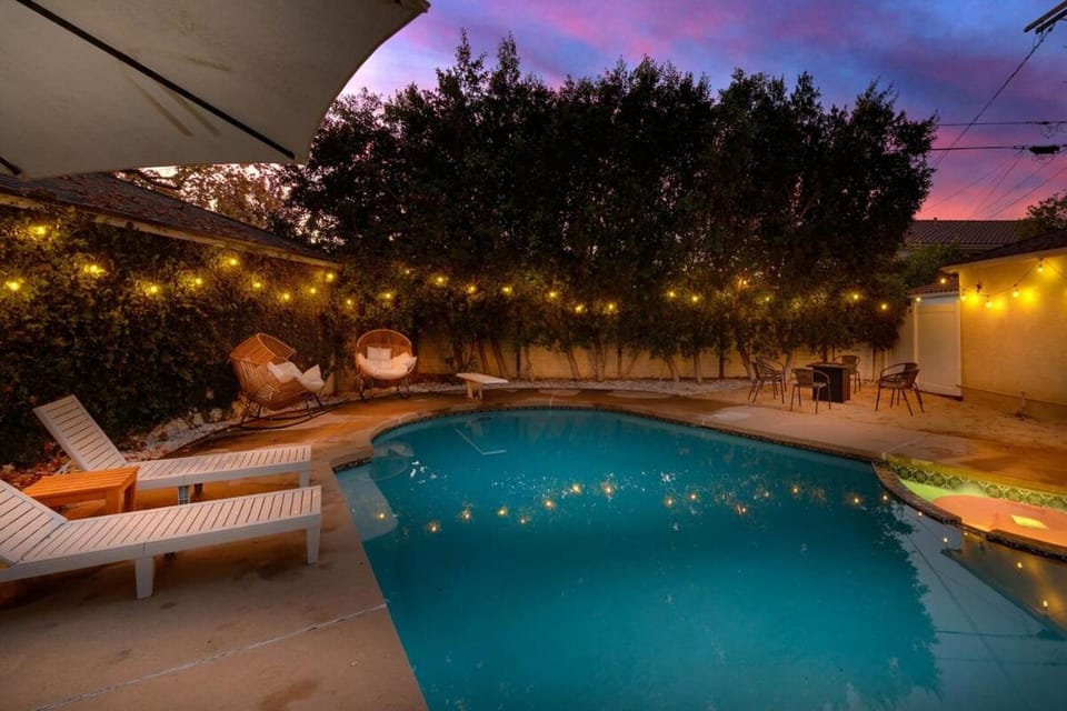 Valley Oasis Pool Hot Tub Near Universal Apartment in Valley Village