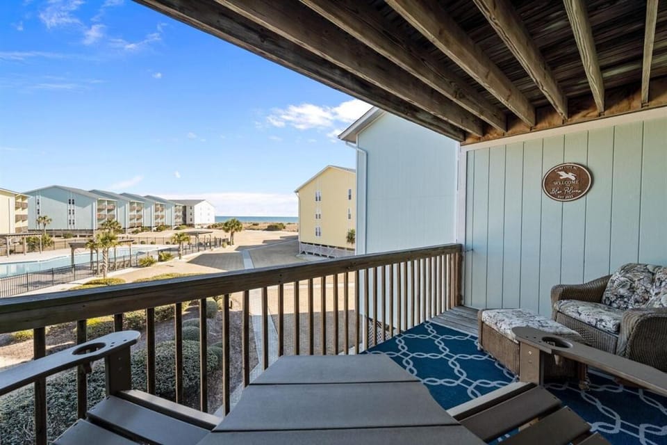 The Blue Pelican- Oceanview, Pool and Beach Access Apartment in Surf City