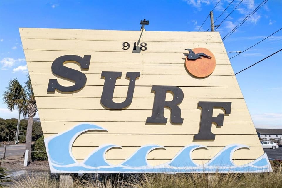 The Blue Pelican- Oceanview, Pool and Beach Access Apartment in Surf City