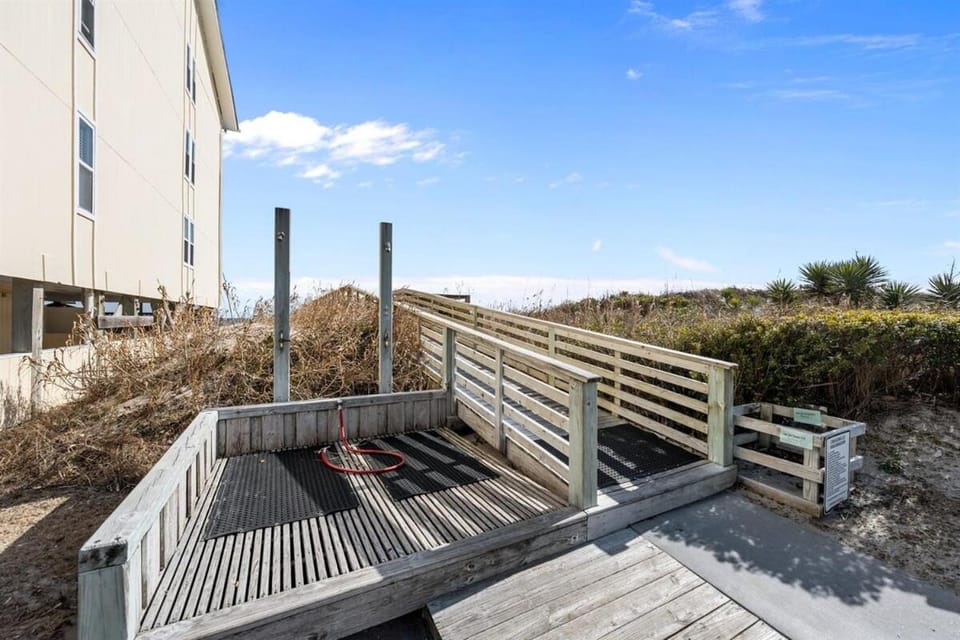 The Blue Pelican- Oceanview, Pool and Beach Access Apartment in Surf City