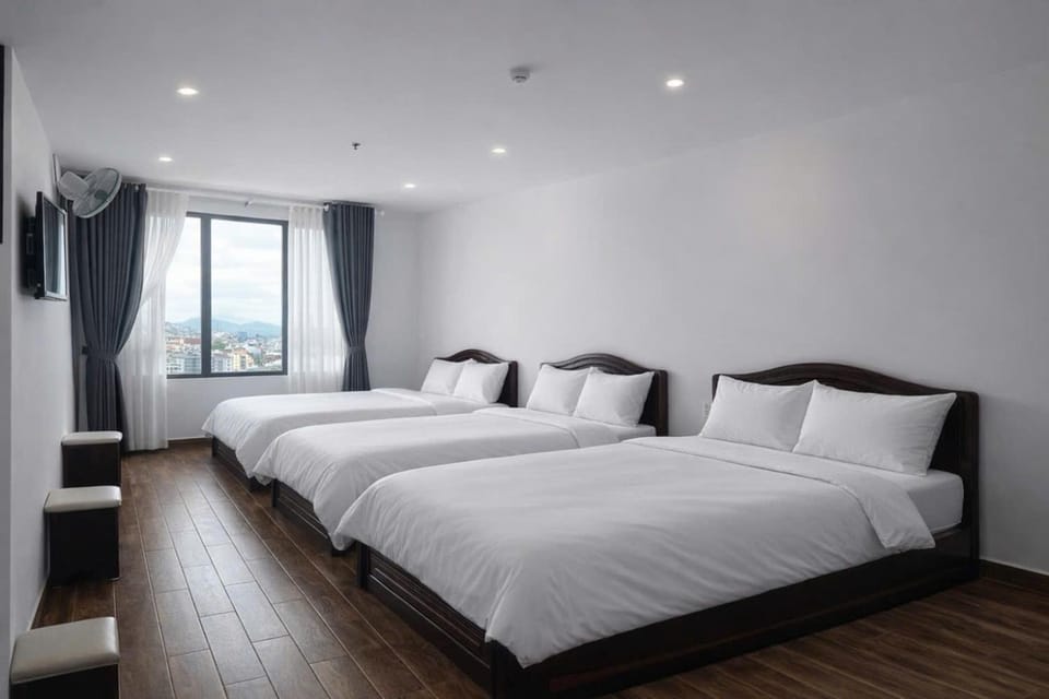 Bed, Photo of the whole room, Bedroom, City view, Mountain view, Street view