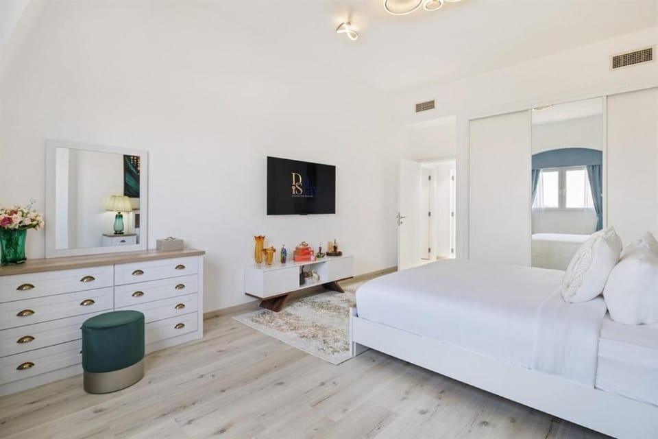 Bed, Decorative detail, Bedroom