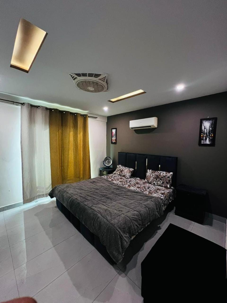 Bed, Photo of the whole room, Bedroom, air conditioner
