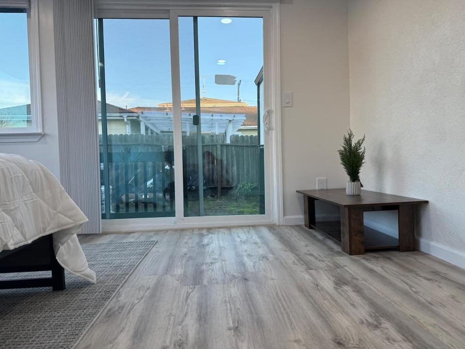 Modern retreat in Richmond, Near SF & Berkeley House in El Cerrito