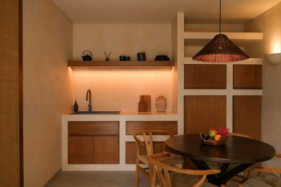 Kitchen or kitchenette, Dining area