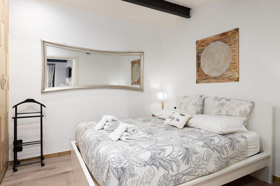 Bed, Photo of the whole room, Bedroom, towels