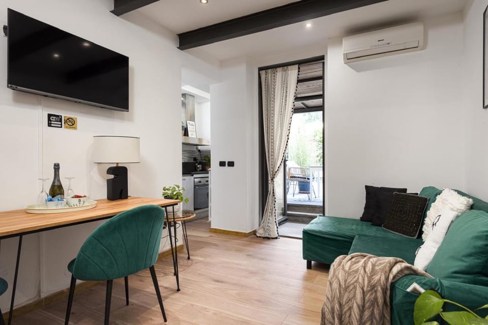 Communal lounge/ TV room, TV and multimedia, Kitchen or kitchenette, Living room, Seating area, Dining area, Evening entertainment, air conditioner