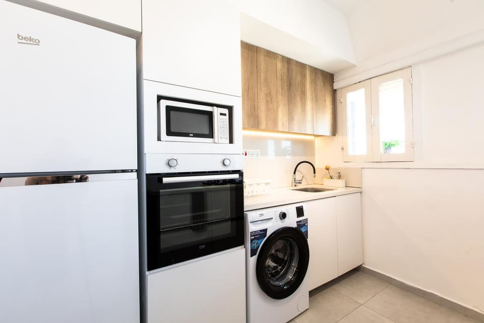Kitchen or kitchenette, minibar, oven, stove, washing machine