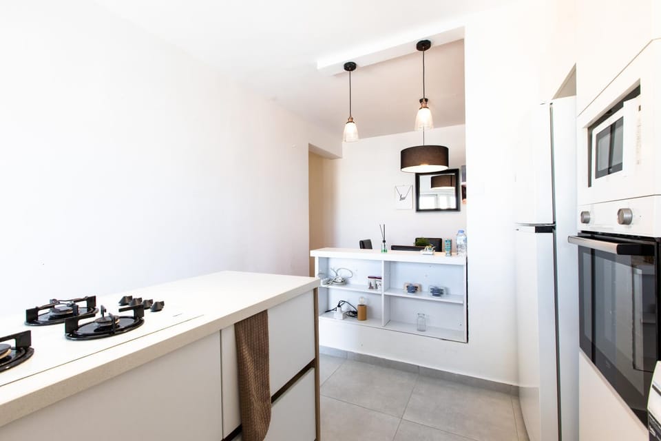 Coffee/tea facilities, oven, stove