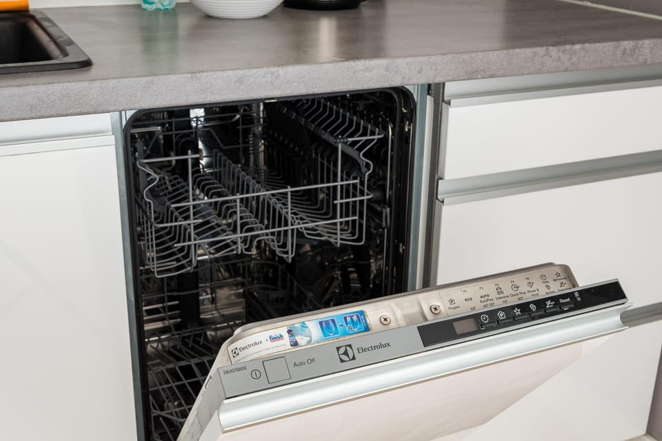 Kitchen or kitchenette, dishwasher, oven