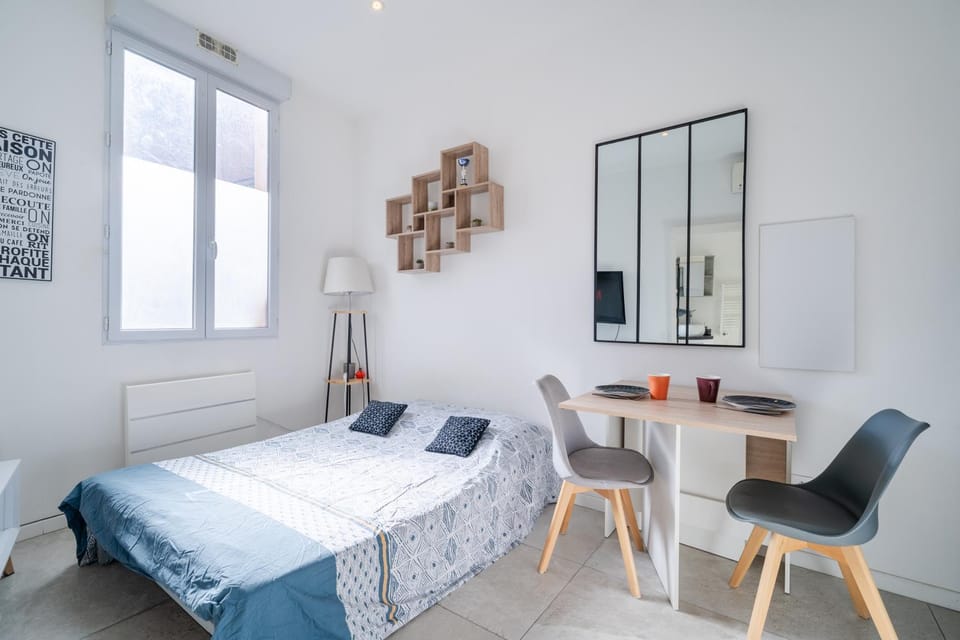 Bed, Living room, Photo of the whole room, Seating area, Bedroom