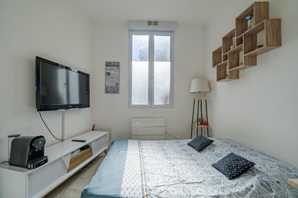 Communal lounge/ TV room, Bed, TV and multimedia, Photo of the whole room, Bedroom