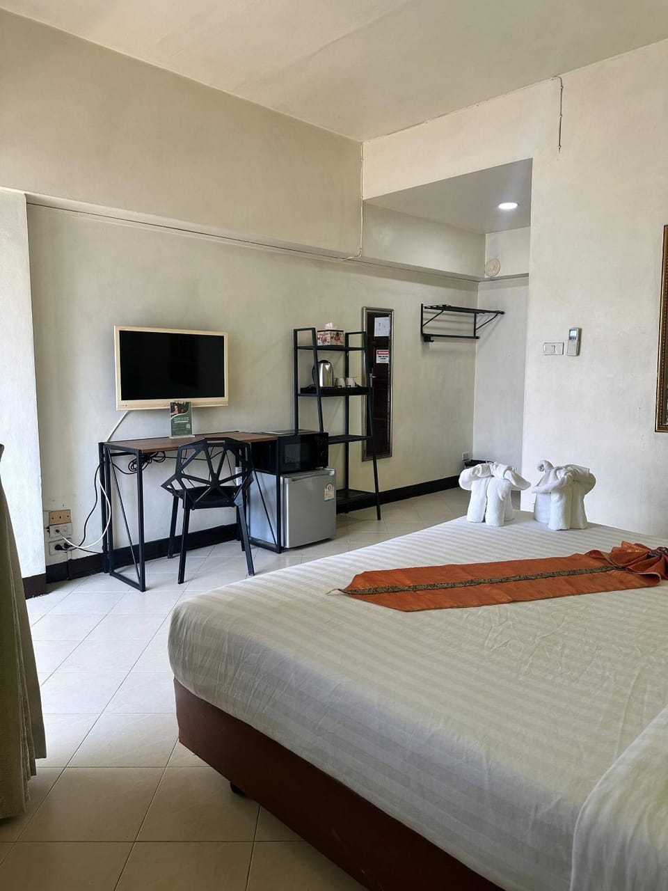 Communal lounge/ TV room, Bed, TV and multimedia, Bedroom
