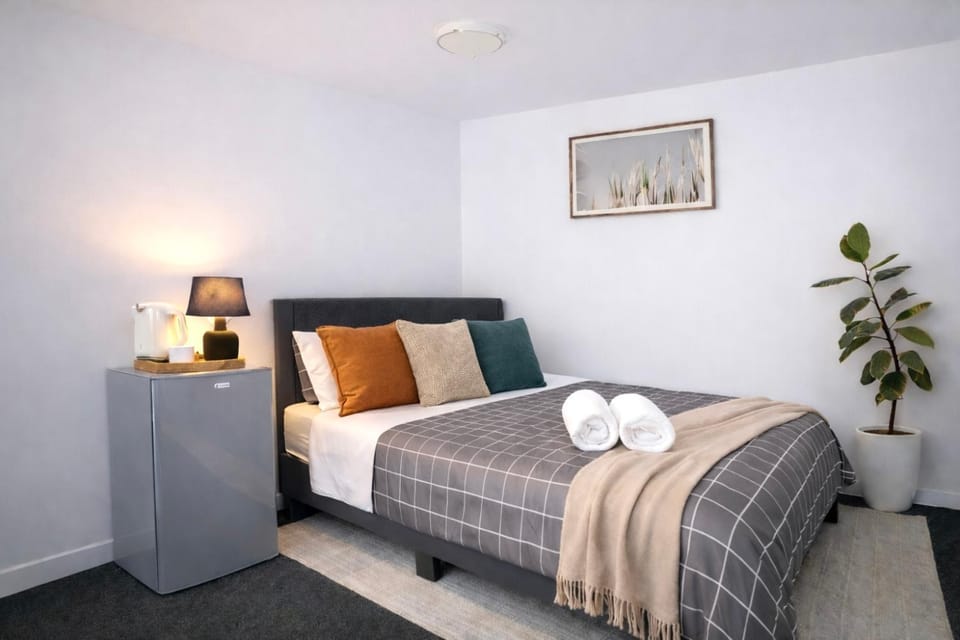 Bed, Photo of the whole room, Bedroom, towels