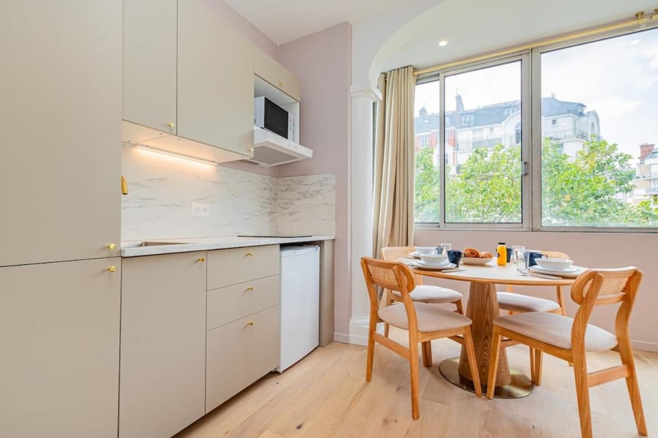Stylish 1-Bedroom Apartment with Air Conditioning in Paris 17th Apartment in Levallois-Perret