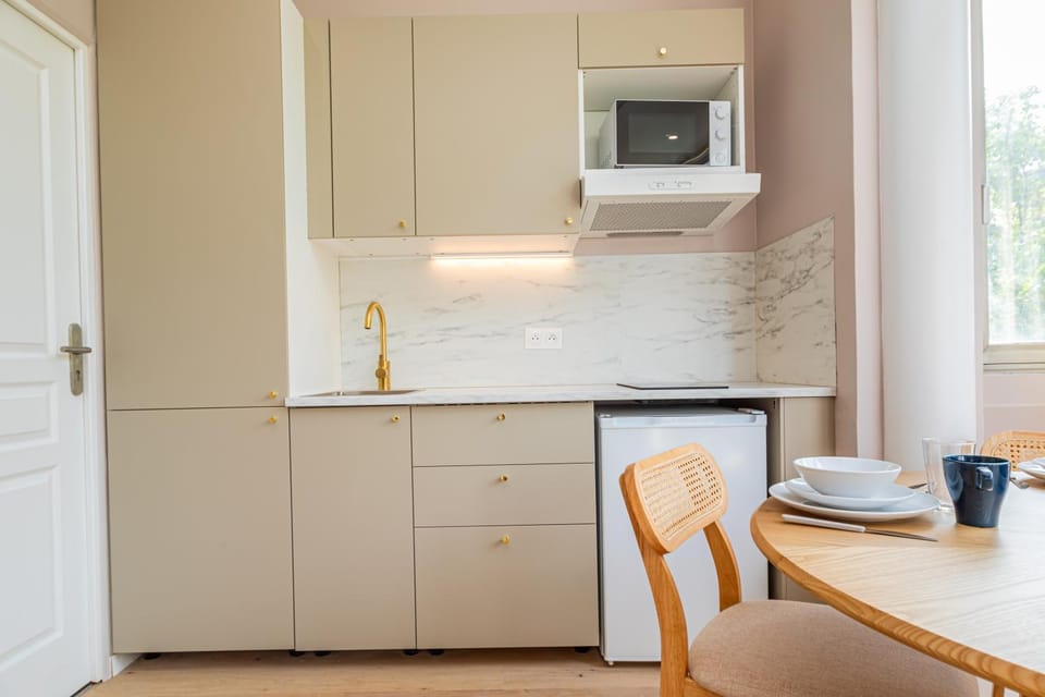 Kitchen or kitchenette, Dining area