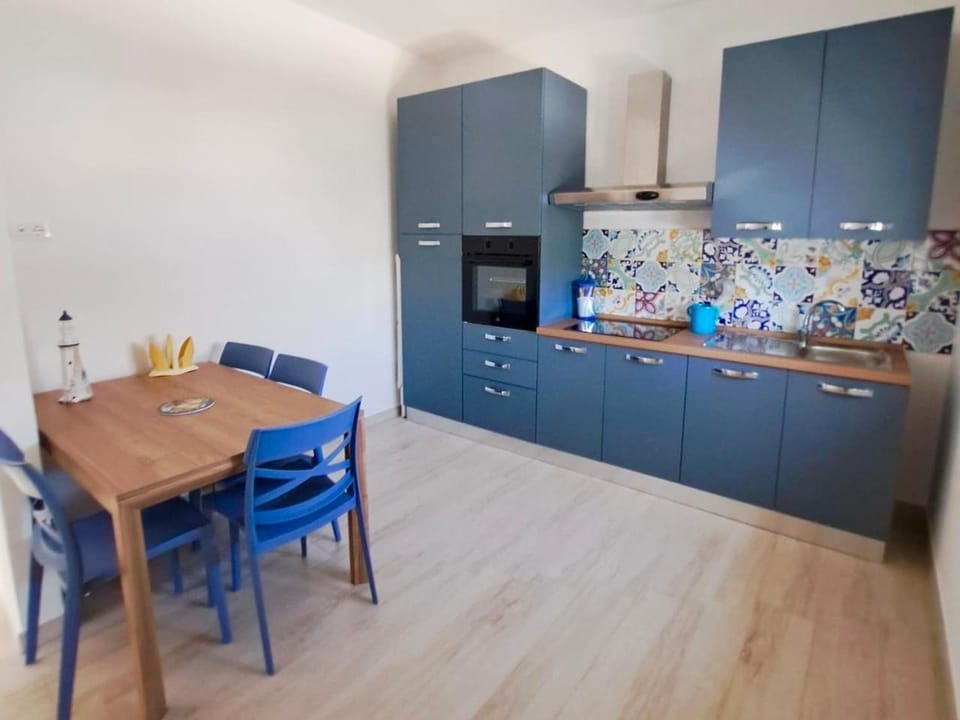 Kitchen or kitchenette, Dining area, oven, air conditioner