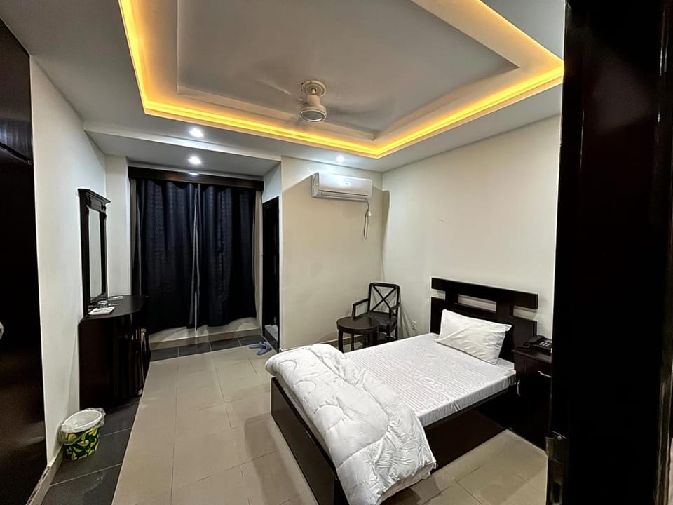 Bed, Photo of the whole room, Bedroom, air conditioner