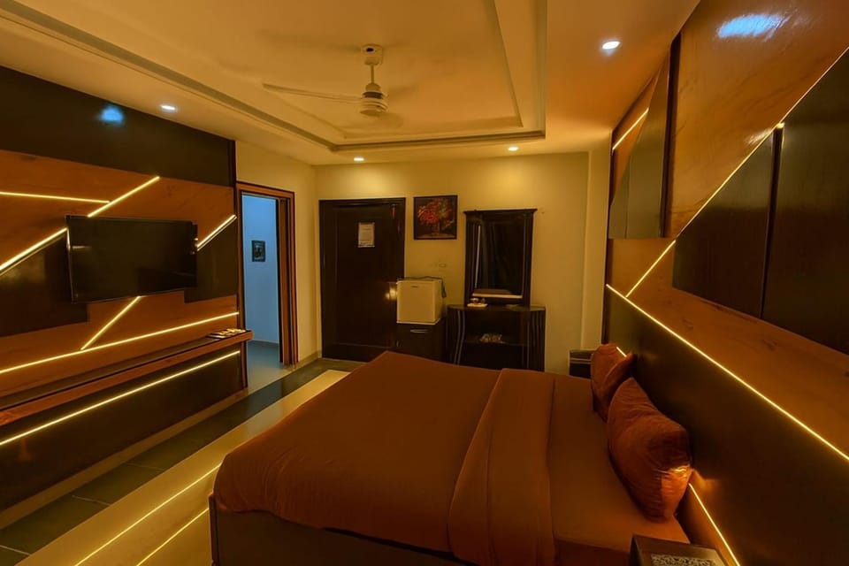 Bed, TV and multimedia, Living room, Photo of the whole room, Evening entertainment, Bedroom, air conditioner