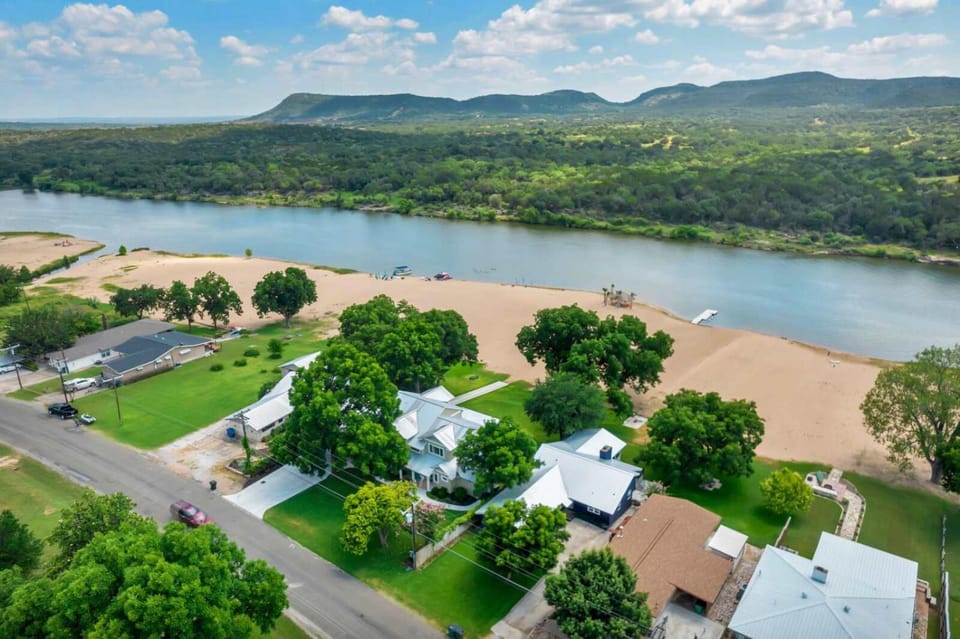 Beach House on River Oaks House in Kingsland