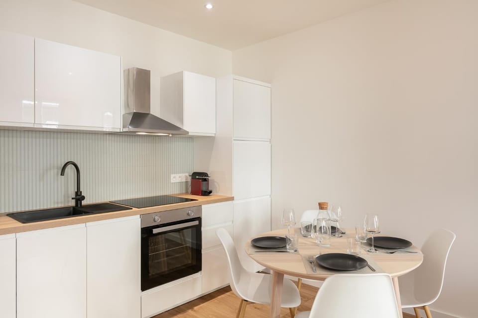 Coffee/tea facilities, microwave, oven, kitchen