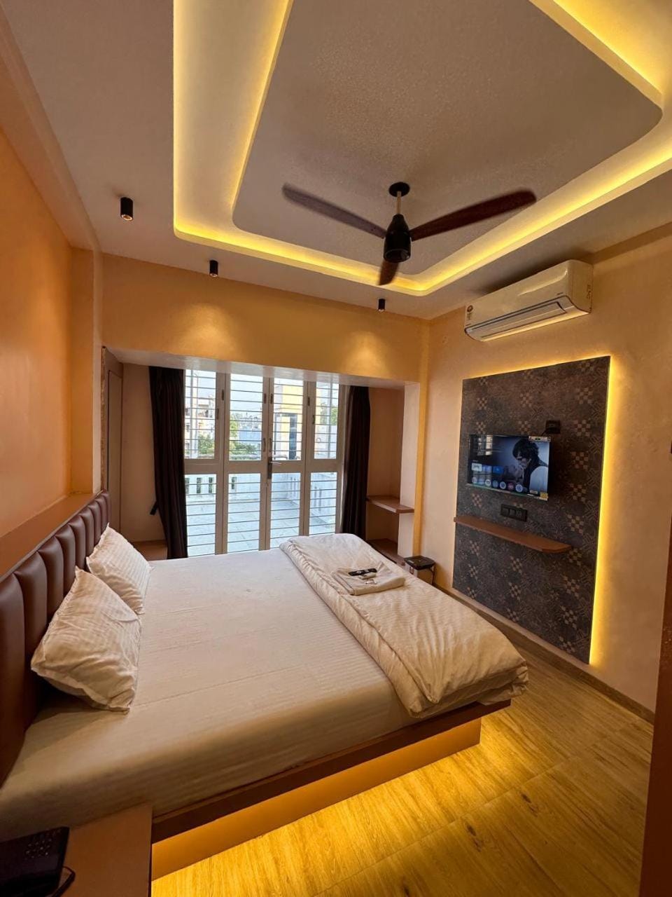 Bed, TV and multimedia, Photo of the whole room, Bedroom