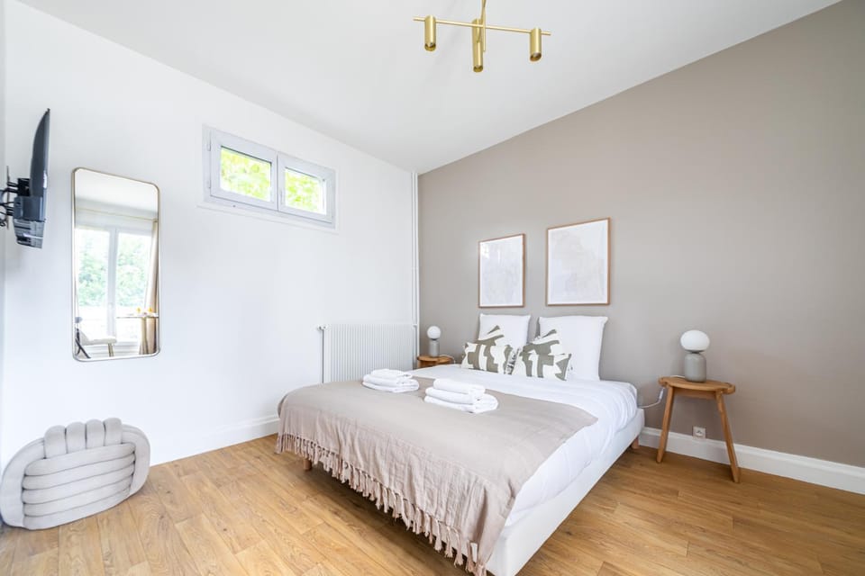 Bed, TV and multimedia, Bedroom