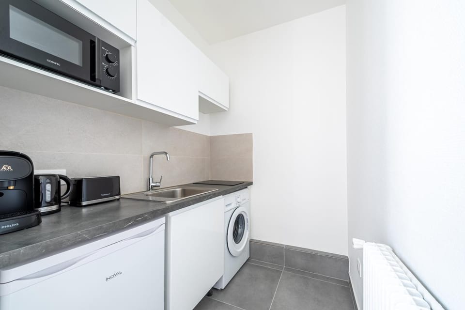 Coffee/tea facilities, Kitchen or kitchenette, microwave, oven, stove, toaster, washing machine