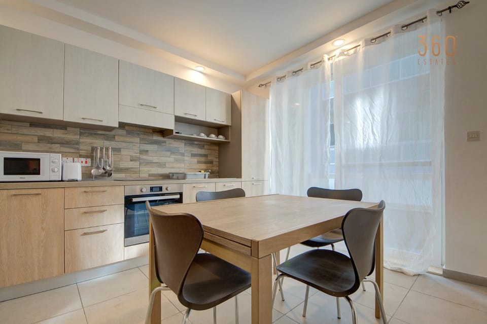 Kitchen or kitchenette, Living room, Seating area, Dining area, minibar, stove