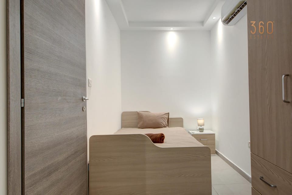 Bed, Photo of the whole room, Bedroom, wardrobe
