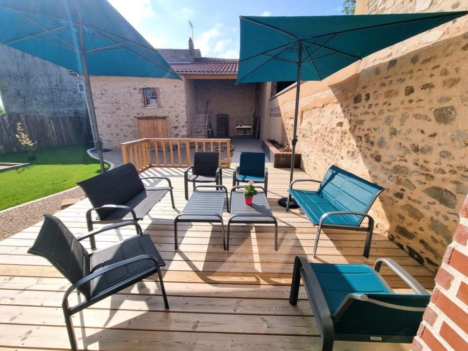 Property building, Balcony/Terrace, Living room