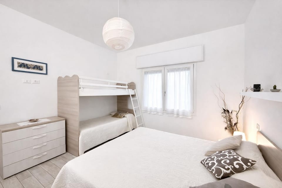 Bed, Photo of the whole room, Bedroom, bunk bed
