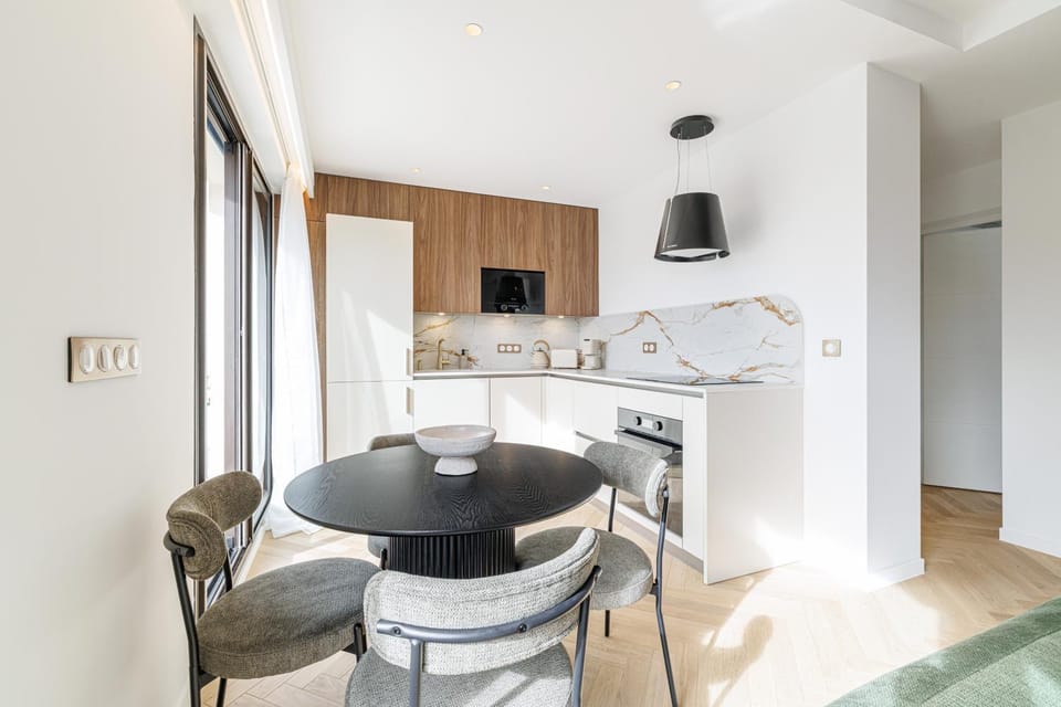 Living room, Seating area, Dining area, stove
