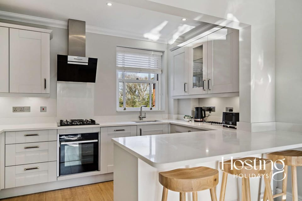 Kitchen or kitchenette, Dining area, oven