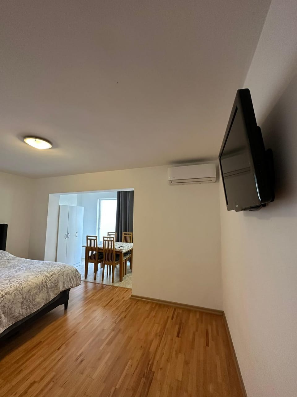 Bed, TV and multimedia, Photo of the whole room, air conditioner