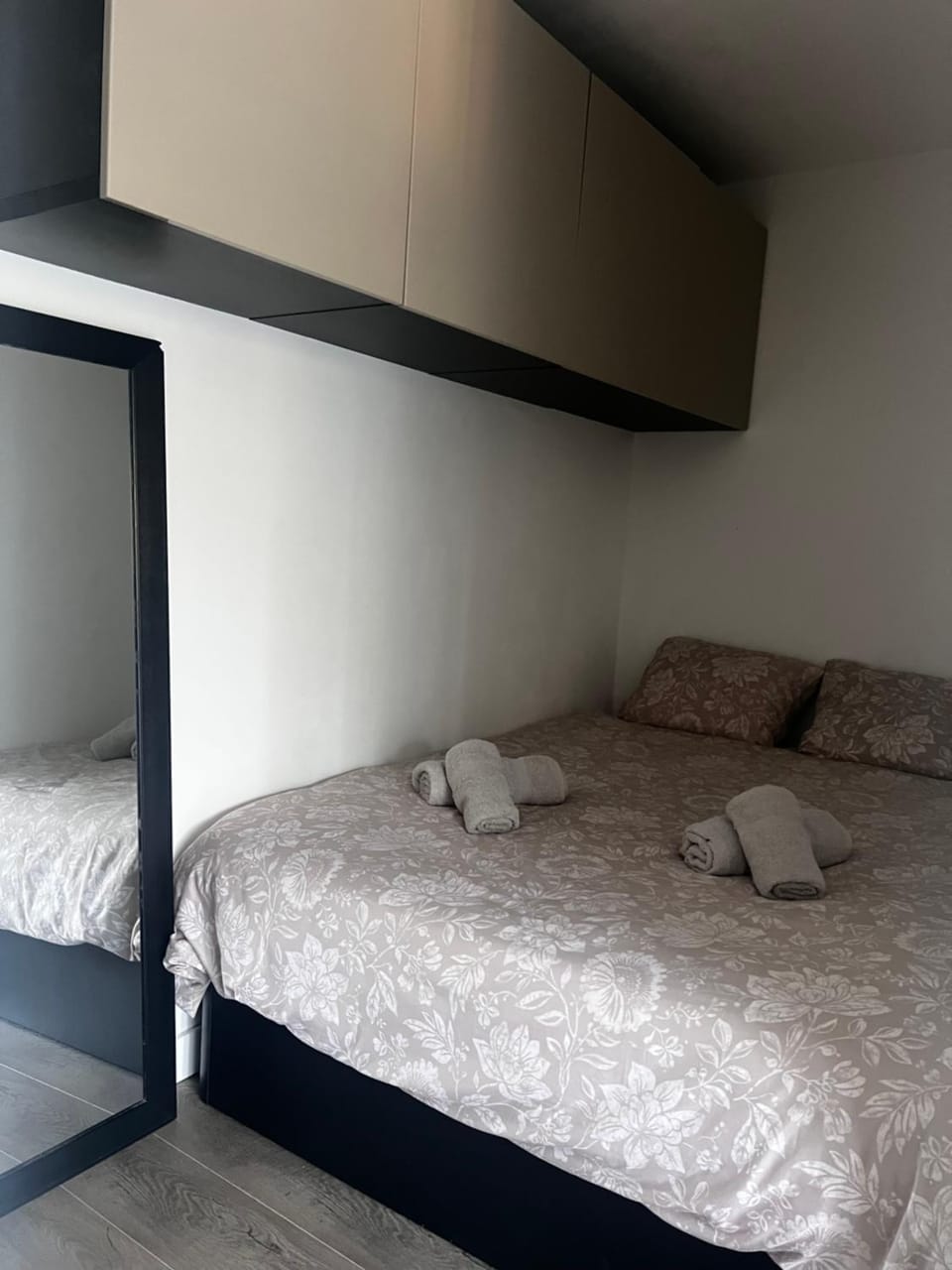 Bed, Night, Photo of the whole room, Bedroom, acessibility