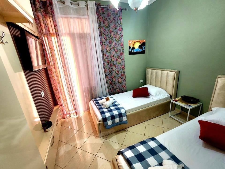 Bed, TV and multimedia, Photo of the whole room, Bedroom, towels