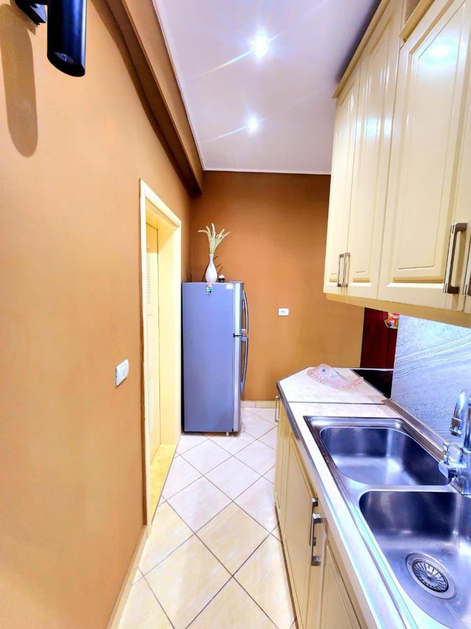 Kitchen or kitchenette, dishwasher, oven