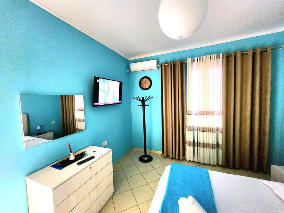 Bed, TV and multimedia, Photo of the whole room, Evening entertainment, Bedroom