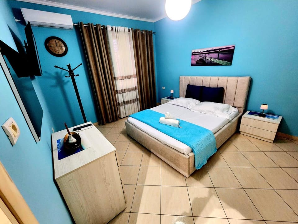 Bed, TV and multimedia, Photo of the whole room, Bedroom, towels
