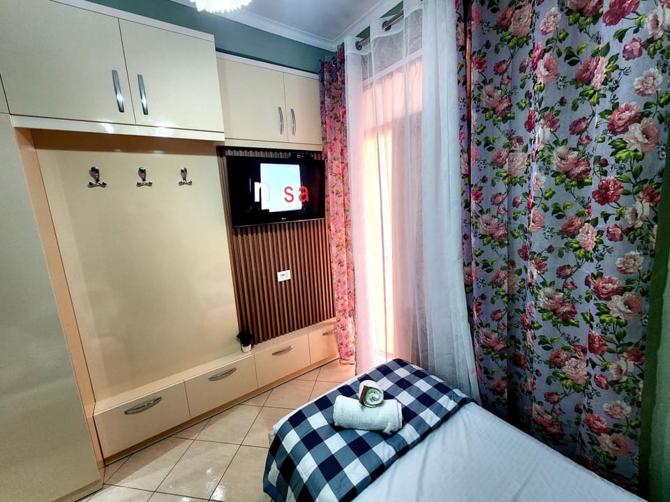 Bed, TV and multimedia, Kitchen or kitchenette, Photo of the whole room, Bedroom, wardrobe