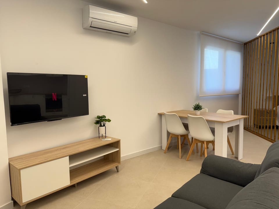 TV and multimedia, Living room, Dining area, air conditioner